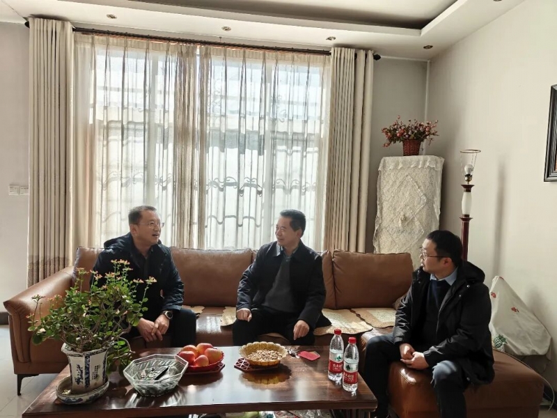 新春送溫暖 情系老干部——濮陽(yáng)城發(fā)投集團(tuán)開(kāi)展春節(jié)走訪(fǎng)慰問(wèn)活動(dòng)